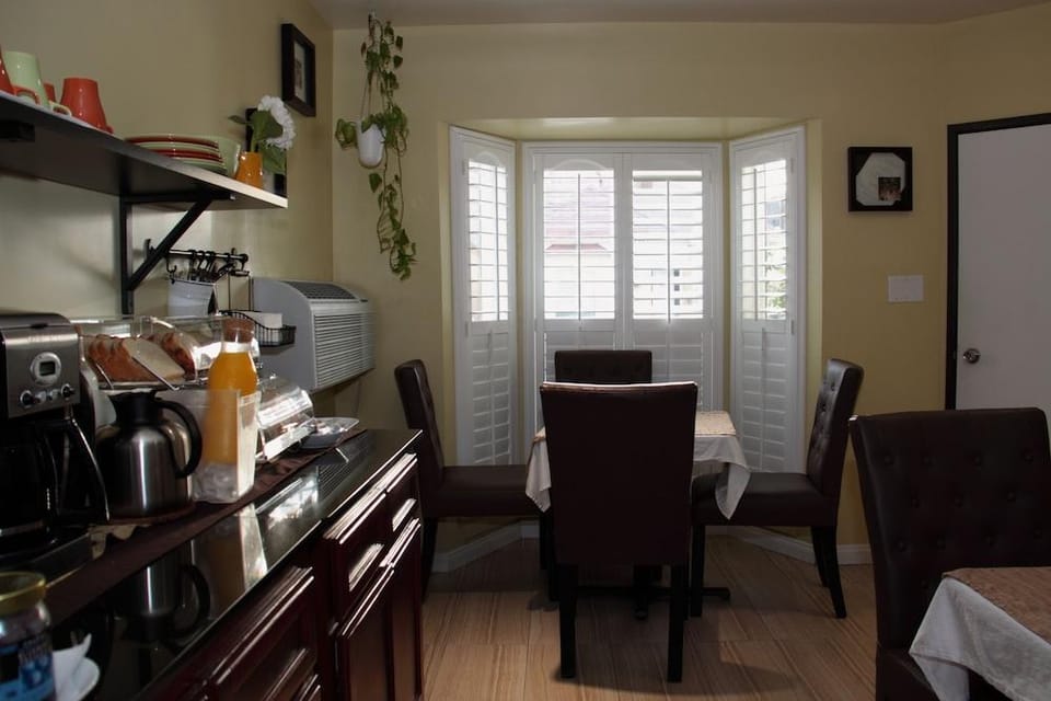 El Royale Hotel - Near Universal Studios Hollywood Hotel in Studio City