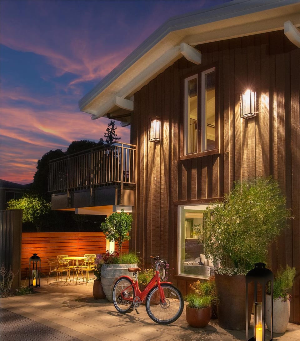Red Cottage Inn Inn in Atherton
