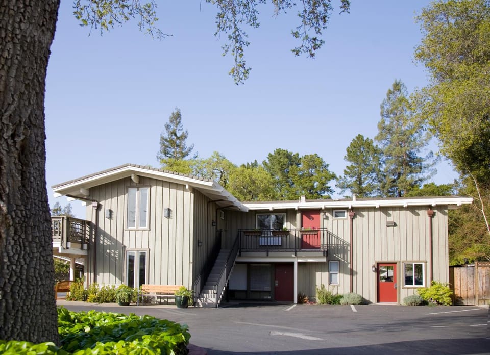 Red Cottage Inn Inn in Atherton