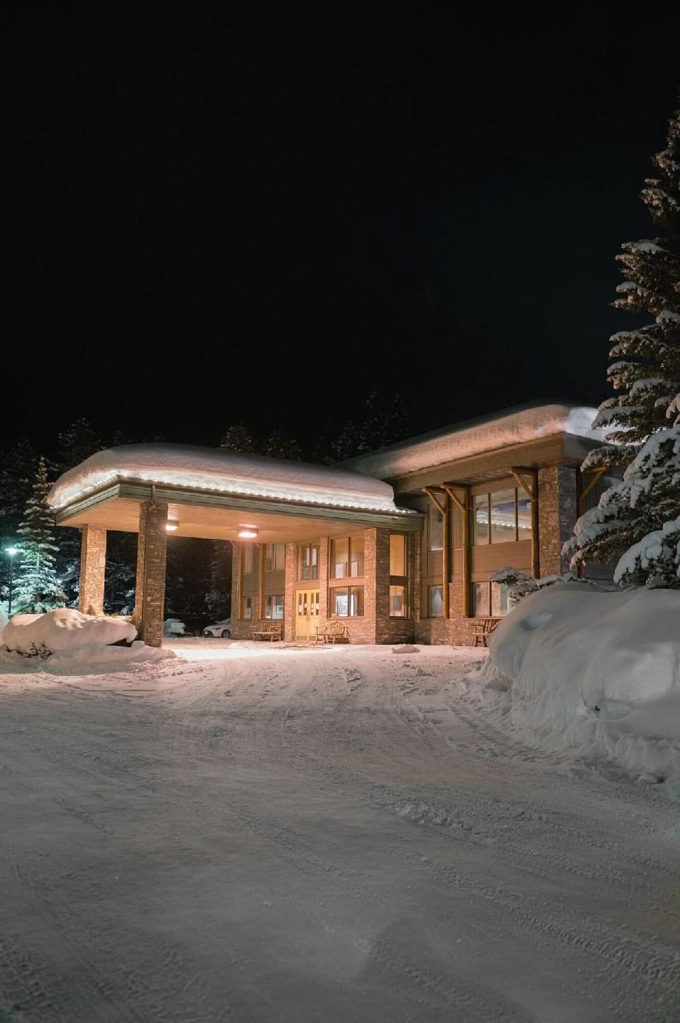 Mountaineer Lodge Hotel in Lake Louise