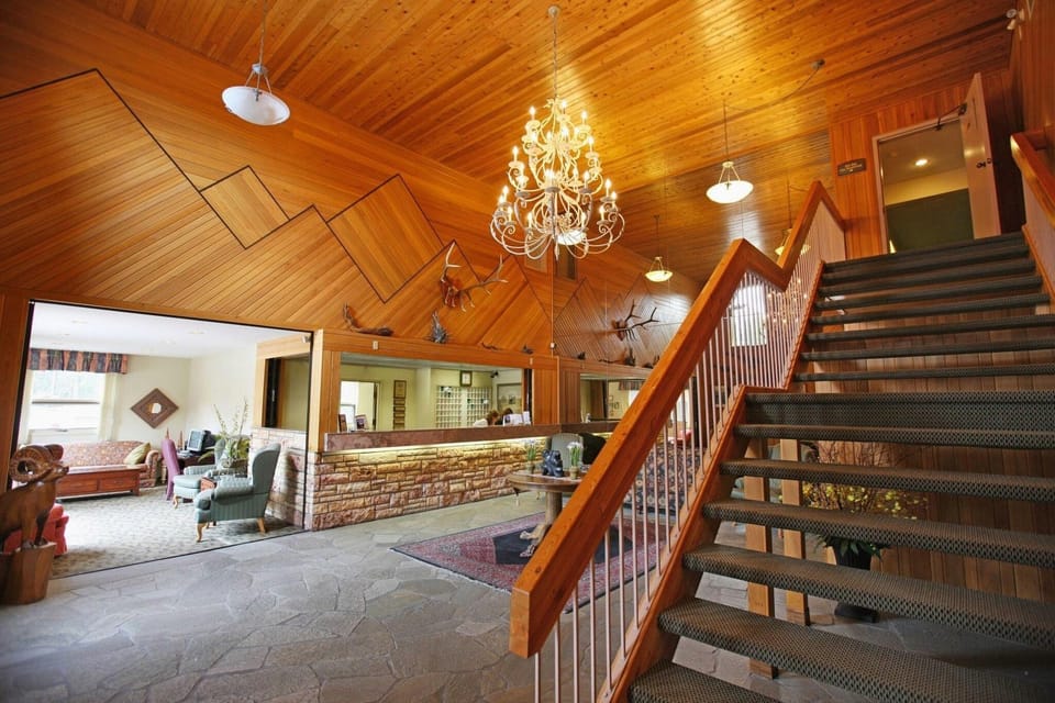 Mountaineer Lodge Hotel in Lake Louise