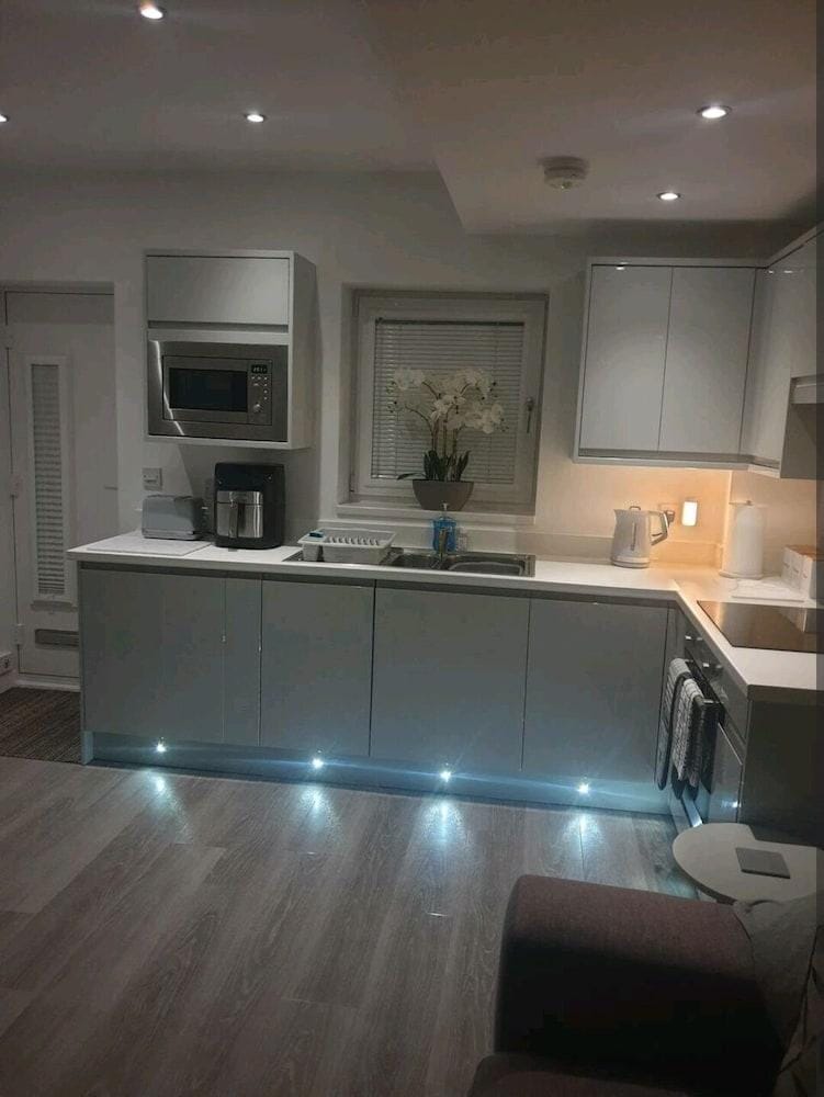 Cosy & Comfortable 2 Bedroom Annex New Build 2022 Hotel in Bury