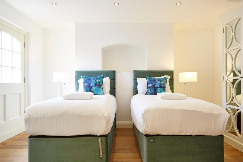 Your Apartment | Bristol Redcliffe Parade - No.1 Hotel in Bristol