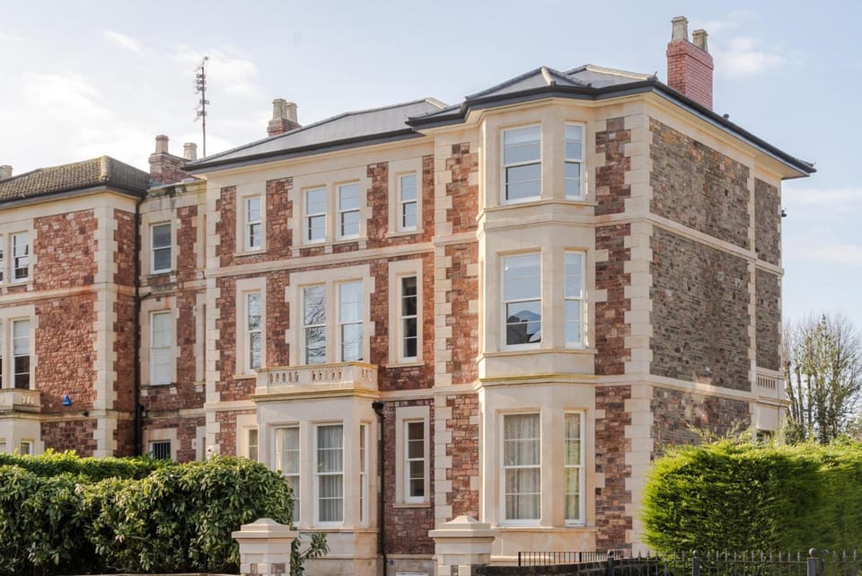 Pembroke House | 1 Bed apartment | Courtyard Hotel in Bristol