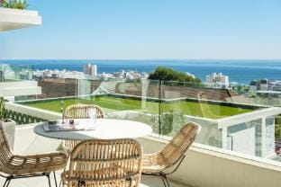 Alluring 2bed Apt w Sea Mountain Views Marlo Vale Hotel in Sea Point