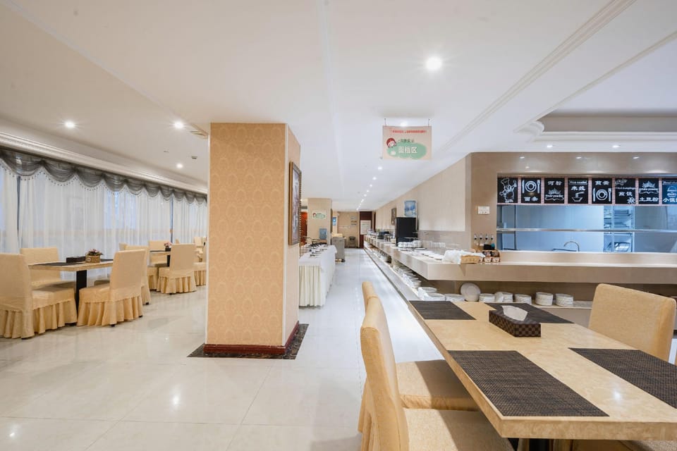 Vienna Hotel Shanghai International Tourism and Resorts Zone Xiupu Road Branch Hotel in Shanghai