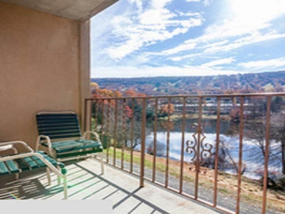 Chateau Resort and Conference Center Hotel in Pocono Mountains
