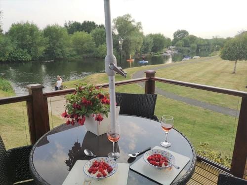 Bend in the River Lodge Lodge in Stratford-upon-Avon