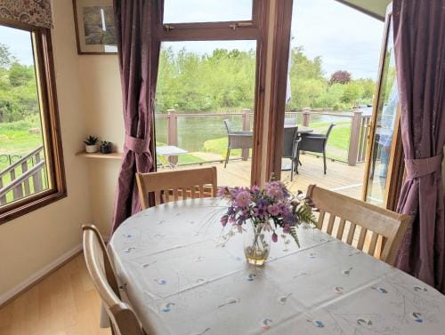 Bend in the River Lodge Lodge in Stratford-upon-Avon
