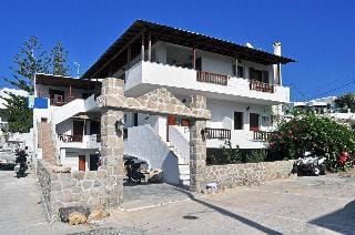 Anerousses Hotel in Milos