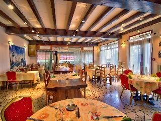 Logis Chalet Du Mont Roland Hotel in Dole