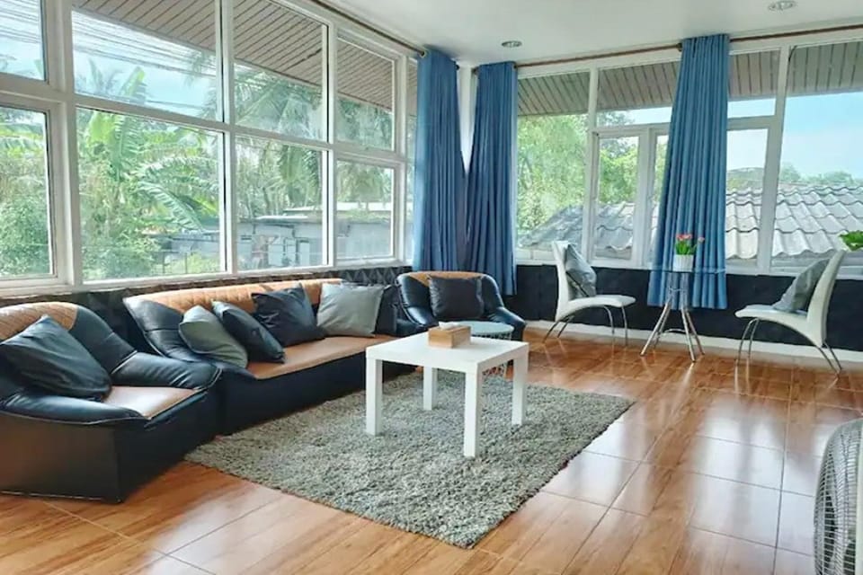 Shared lounge/TV area