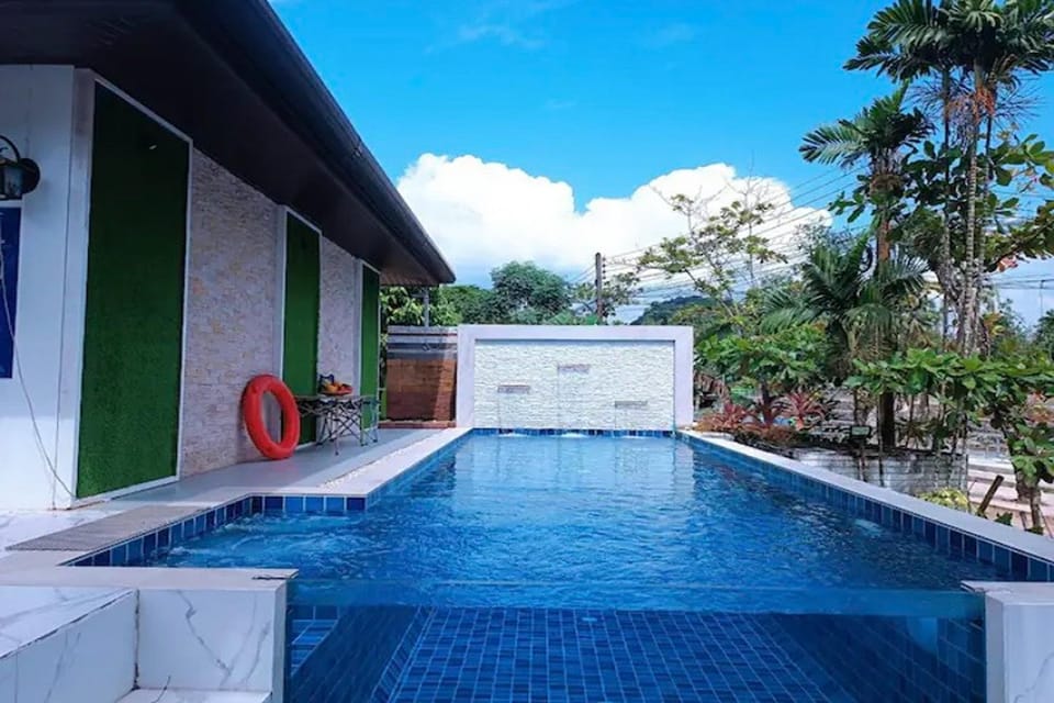 Swimming pool [outdoor]