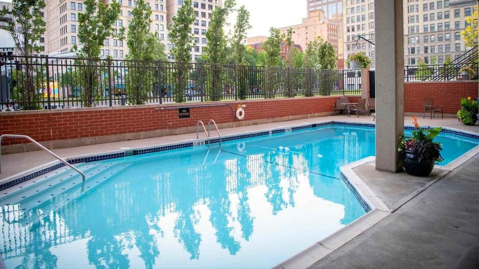 Swimming pool [outdoor]