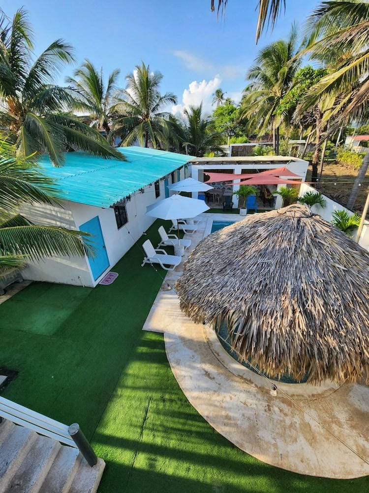 Aqua Vista Beach House Hotel in El Salvador