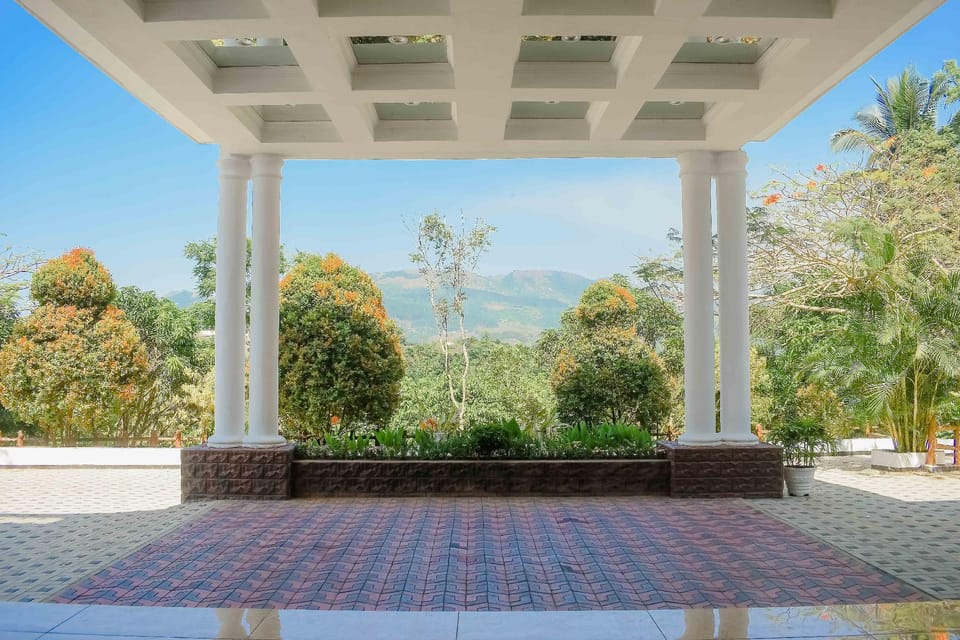 Pearl White Palace Hotel in Central Province