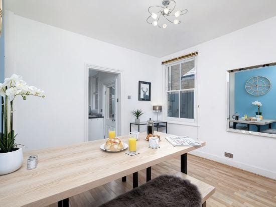 Big Family Home! FREE Parking, Fast WiFi, Garden Hotel in Kingston upon Thames