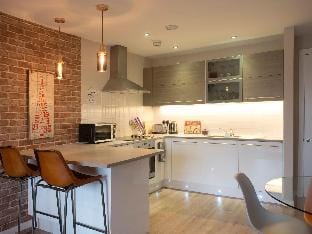 Luxury Lancaster Apartment with Parking Hotel in Lancaster