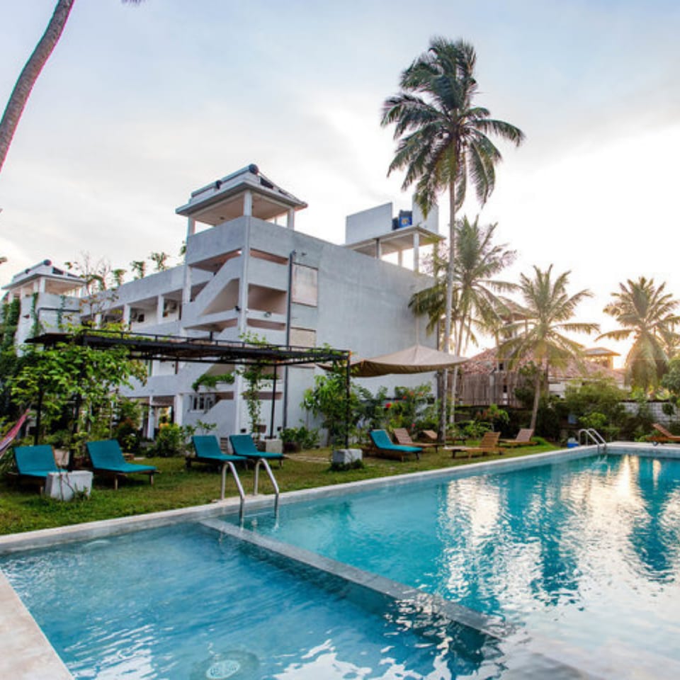 Swimming pool [outdoor]