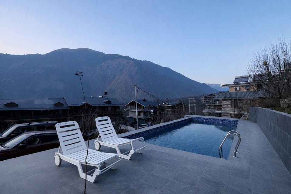 Swimming pool [outdoor]