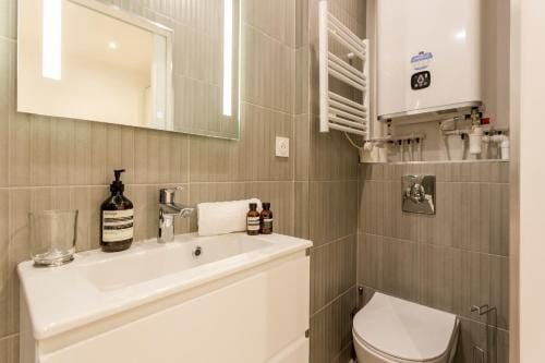 Design 1 BDR with AC Hotel in Paris