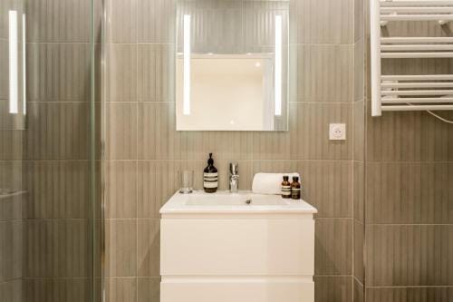 Design 1 BDR with AC Hotel in Paris