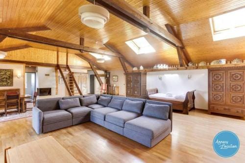 Bergerie Loft Apartment With Panoramic Lake Hotel in Talloires