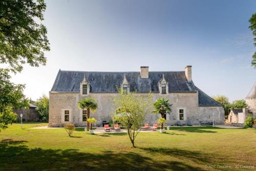 Le vieux chateau de Hommes Hotel in Centre-Val de Loire