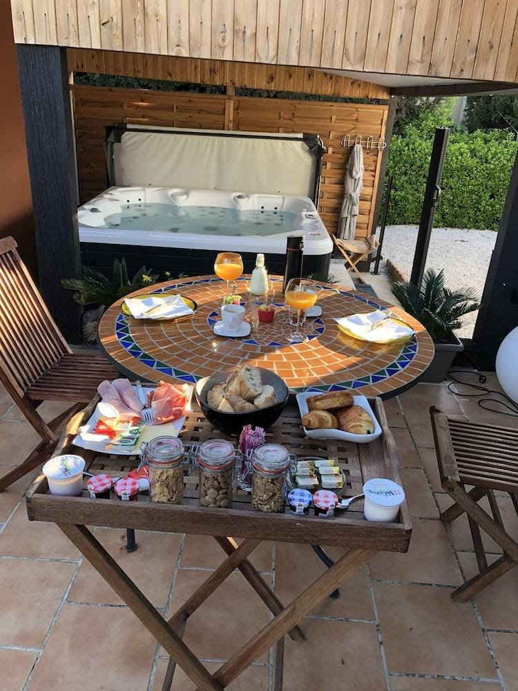 La chambre des Onglous Hotel in Agde