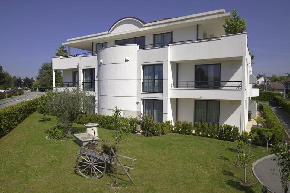 Marina Bay Hotel in Annecy