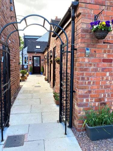 High View Cottage Hotel in East Staffordshire District
