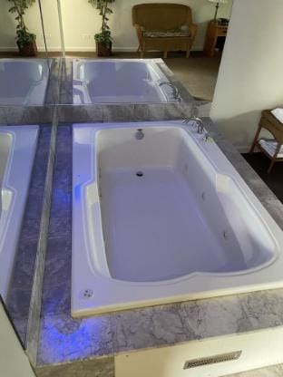 VIBE INN - WHIRLPOOL SUITES Hotel in Riverside