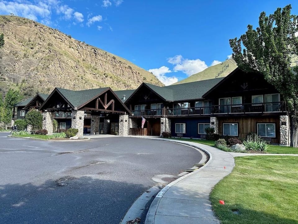 Salmon Rapids Lodge Hotel in Riggins