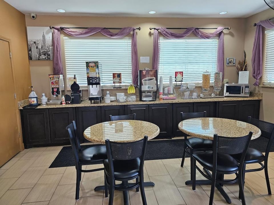 Super 8 Floresville Hotel in Rio Grande