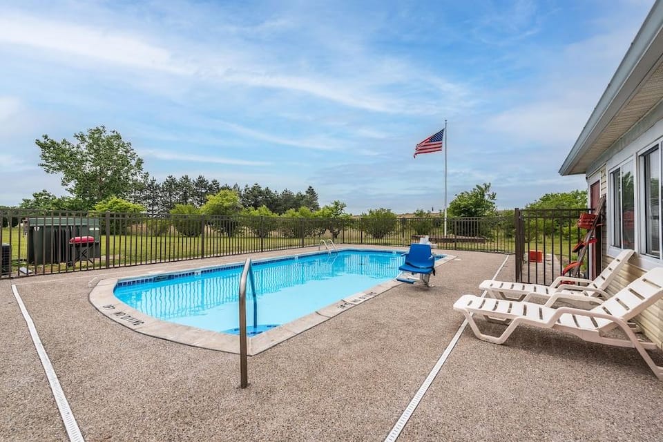 Days Inn & Suites Dundee Hotel in Ohio