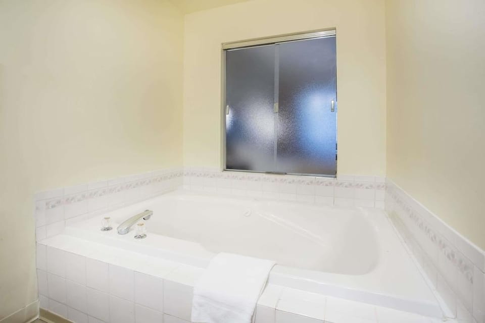 Days Inn Seattle Aurora Hotel in Shoreline