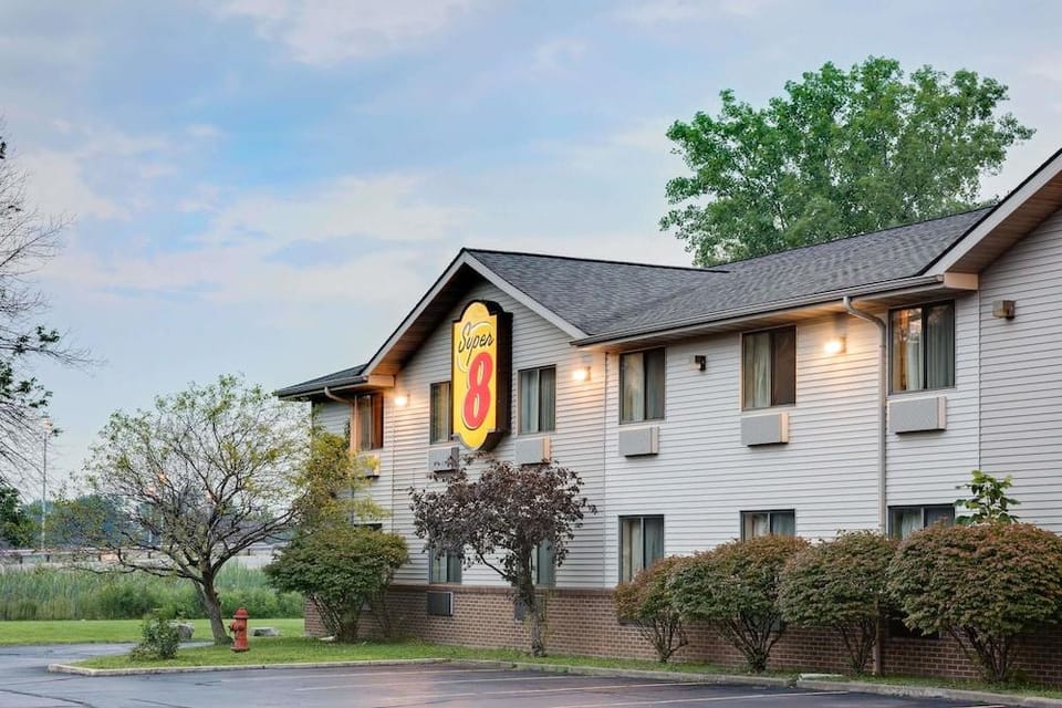 Super 8 Mentor/Cleveland Area Hotel in Willoughby