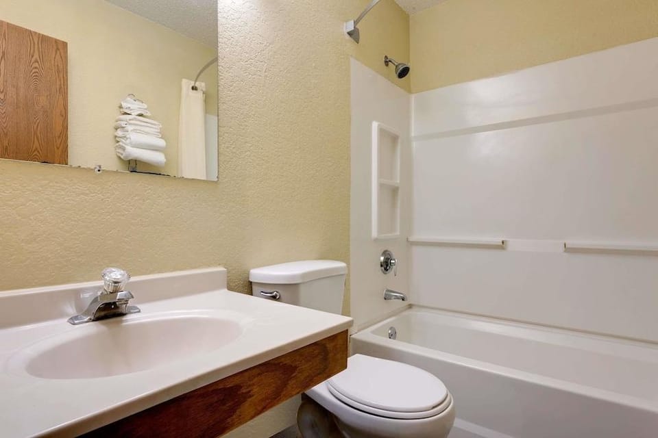 Super 8 Mentor/Cleveland Area Hotel in Willoughby