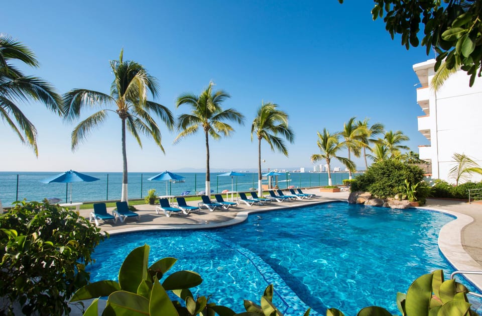Swimming pool [outdoor]