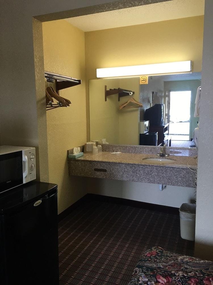 Travel Inn Hotel in Lebanon