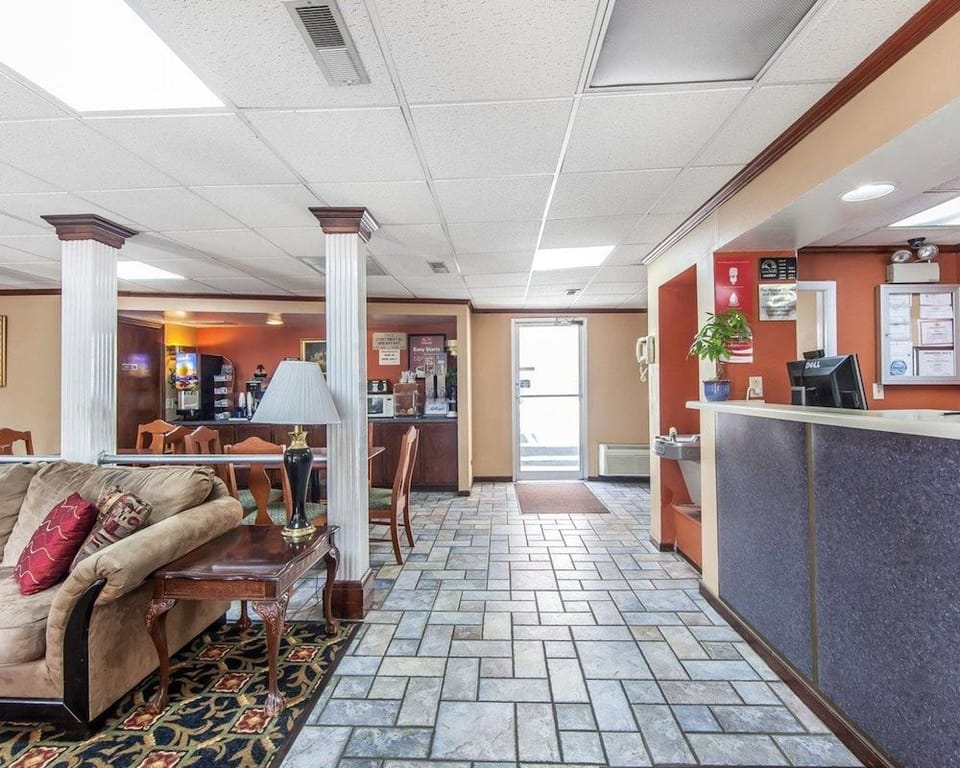 Econo Lodge Hotel in Cleveland