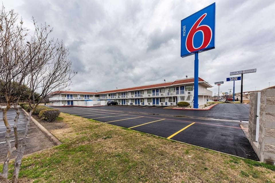Motel 6 Hotel in Hurst