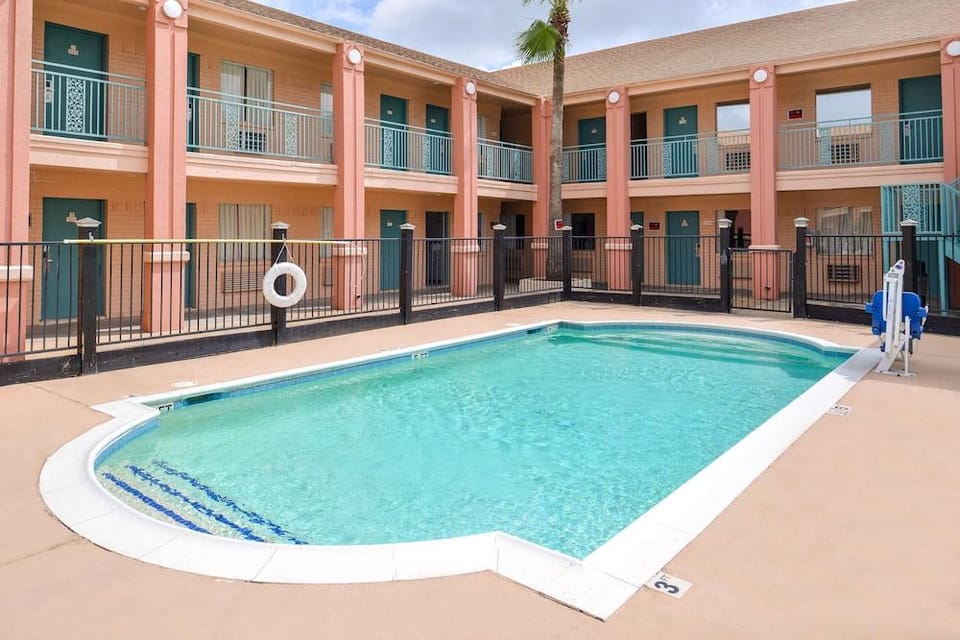 Days Inn Clute Hotel in Lake Jackson