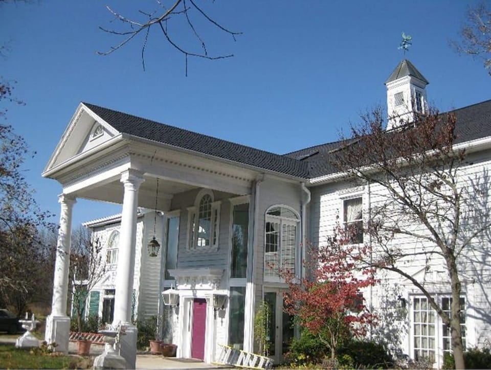 Inntiquity, A Country Inn Hotel in Indiana