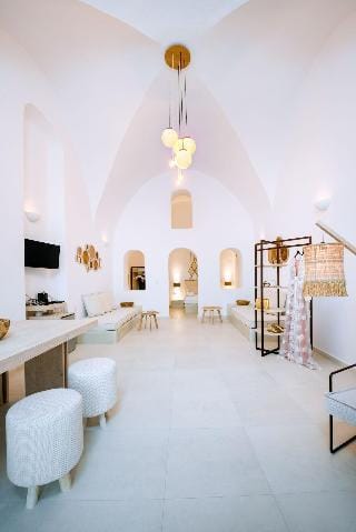 Iriana Apartments Hotel in Thera