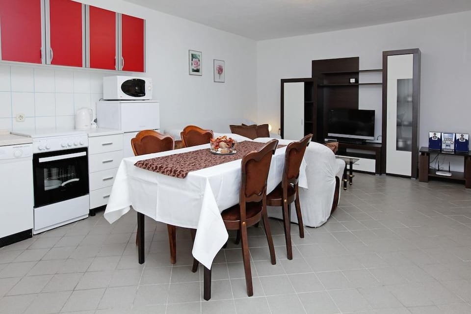 Rose Garden Apartments Hotel in Bol