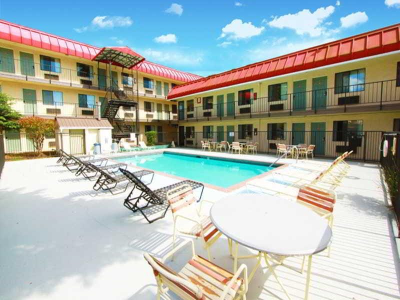 Econo Lodge Near Bellevue Square Hotel in Renton