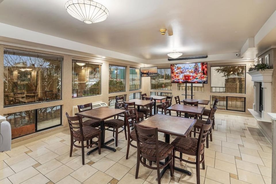 Econo Lodge Near Bellevue Square Hotel in Renton