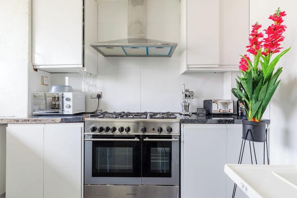 3 Bed Flat, Dedicated Workspace, Parking, 4KTV Hotel in London