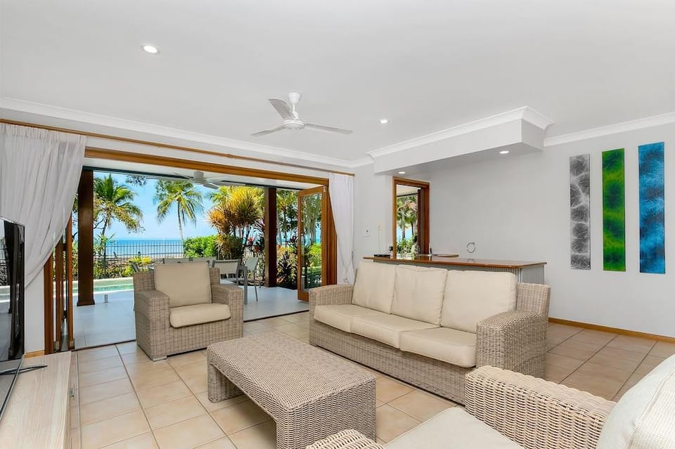 Reeflections Holiday Villas Hotel in Cairns